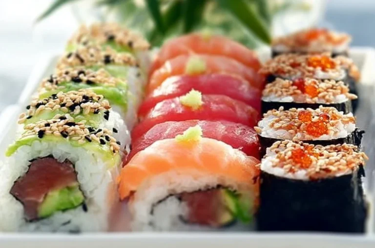 Photo illustrant la préparation de sushis faits maison