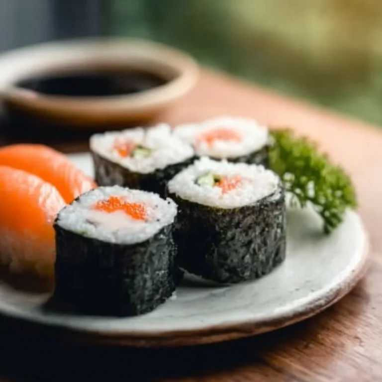 Maki-sushi fait maison avec des ingrédients frais et colorés.