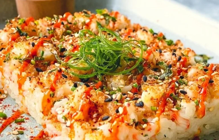 Gratin de sushi au crabe et surimi, un plat savoureux qui allie sushi et gratin.