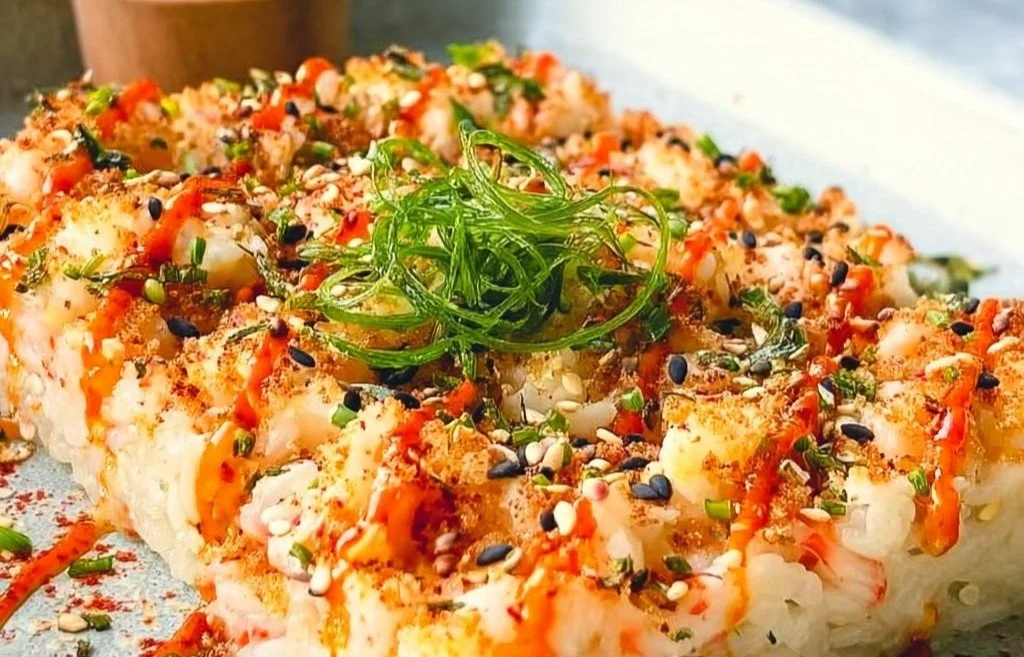 Gratin de sushi au crabe et surimi, un plat savoureux qui allie sushi et gratin.