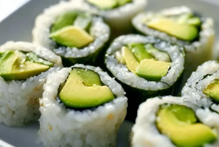 Rouleaux de riz garnis d'avocat et de concombre sur une assiette.