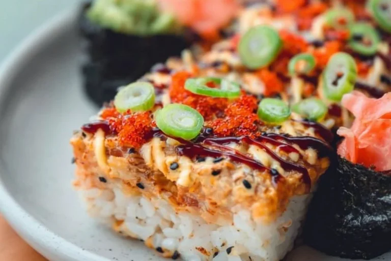 Sushi Bake prêt à être servi sur une assiette, plat savoureux et facile à préparer.