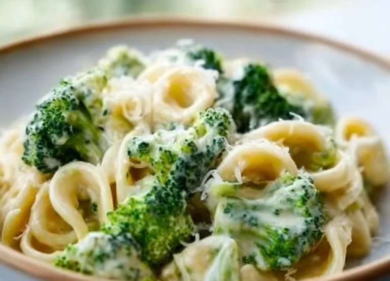 Pâtes au brocoli en sauce crémeuse avec des ingrédients frais