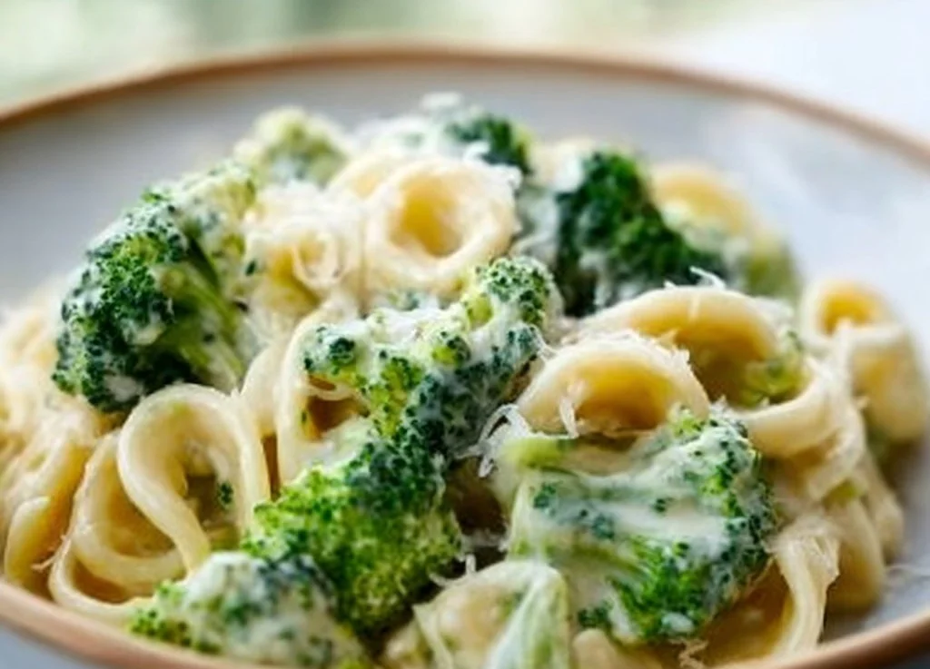 Pâtes au brocoli en sauce crémeuse avec des ingrédients frais